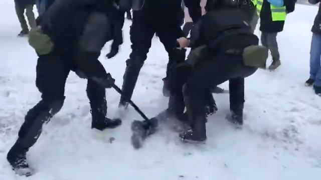 Избиение протестующего на Пионерской площади. 31.01.2021 смотреть онлайн
