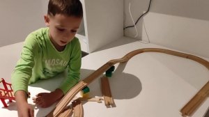 играем поездом железная деревянная дорога деревянные игрушки деревянный поезд дети играют в игрушки