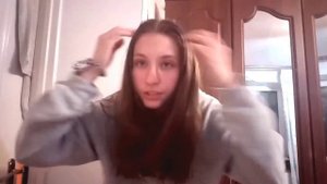отрезала свои длинные волосы...