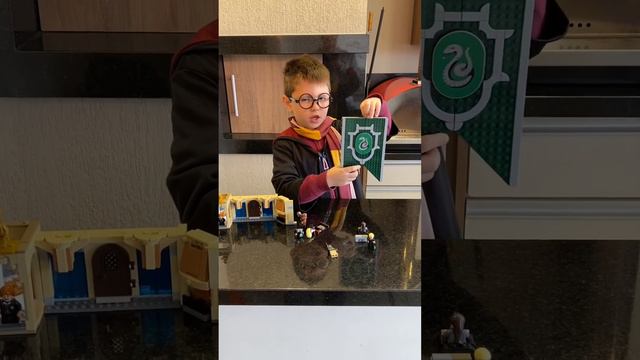 Lego Harry Potter - Hogwarts - romm of Requirement e Slytherin House Banner - Sonserina смотреть онлайн