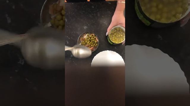 Салат из красной рыбы. Очень простой рецепт! red fish salad смотреть онлайн