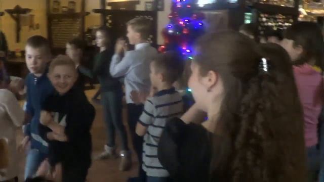 Дед Мороз и Снегурочка НЕ НАСТОЯЩИЕ // Танец деда мороза и снегурочки???  веселый прикольный