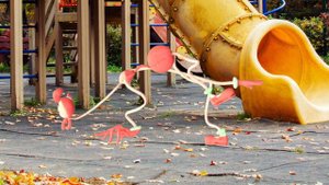 Мама длинные ноги играет в прятки с сиреноголовым.