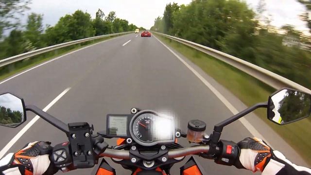 chasing Ferrari 348 TS│KTM 1290 Super Duke R смотреть онлайн