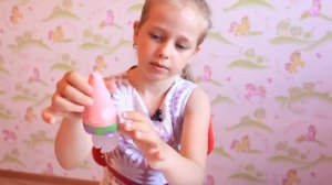 Маленькая Алиса Че делает поделку ЗВЕЗДА ПАТРИК из бумаги