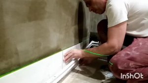 Укладка плитки в ванной комнате. Первые два ряда.