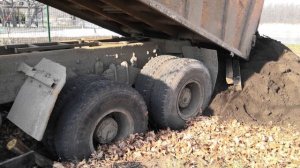 Опять засадили 30-ти тонник. Как достать гружёный самосвал без использования техники. 4K видео