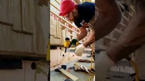 Монтаж шинделя на фасаде. Процесс.