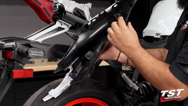 How to install an Elite-1 High Mount Fender Eliminator on a 2022+ Yamaha R7 by TST Industries смотреть онлайн