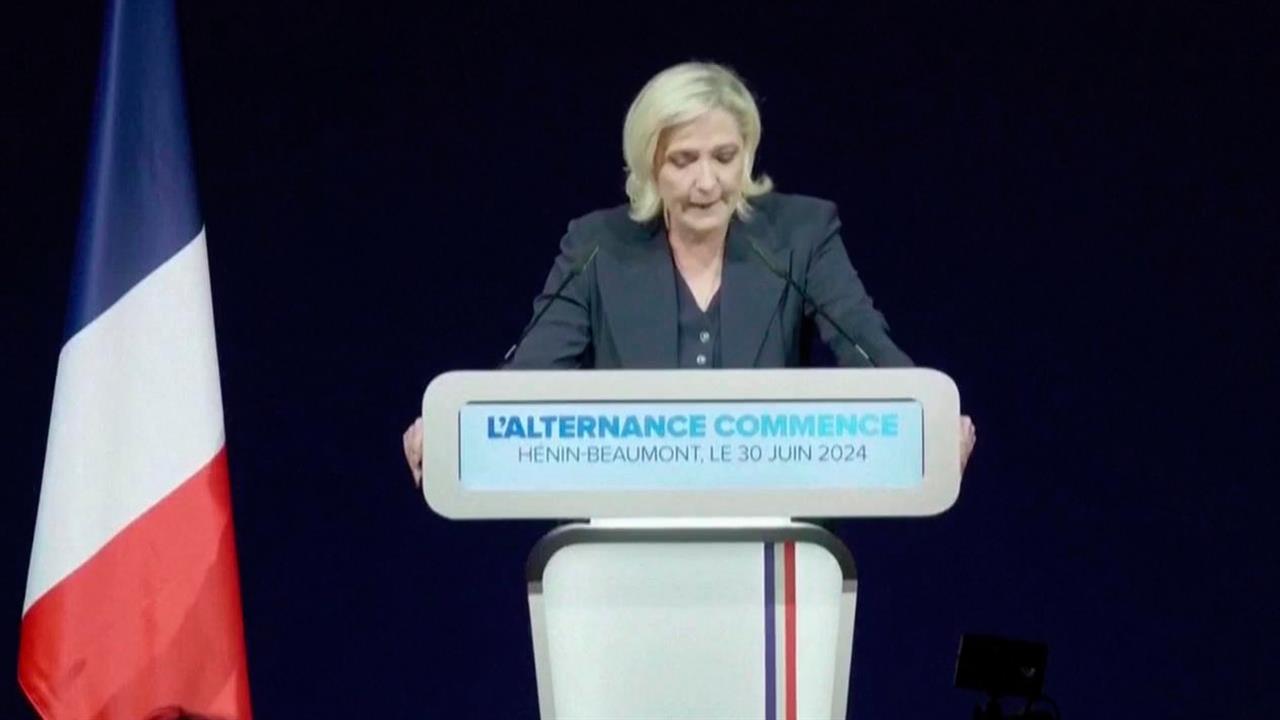 Во Франции партия Марин Ле Пен вырвалась в лидеры