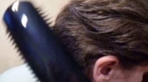 Фен-щётка Scarlett SC-HAS73I14 за работой