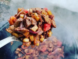 Макароны с ананасами в казане на костре.