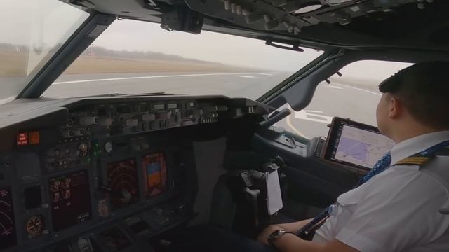 Пилотирует второй пилот. Посадка и взлет в Калининграде #авиация #боинг #boeing