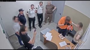 Грузчик аэропорта Шереметьево украл ₽21 млн из багажа пассажиров .mp4