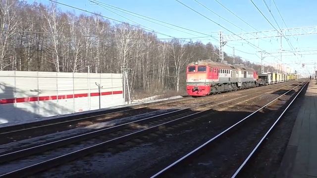 Тепловоз 2М62-0661 (ТЧЭ-2) с вагонами-дозаторами.