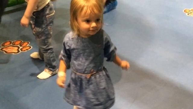 Яся в детской комнате:) Трц Июнь город Красногорск. смотреть онлайн