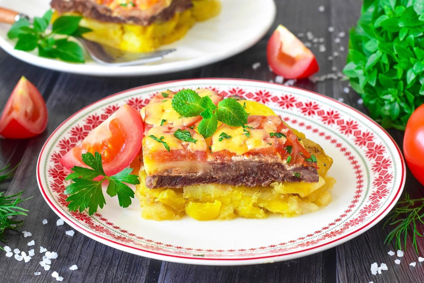 КАК ПРИГОТОВИТЬ ГОВЯДИНУ С КАРТОШКОЙ ПОМИДОРАМИ И СЫРОМ В ДУХОВКЕ