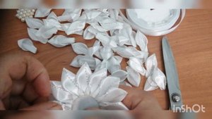Белый школьный бант из узкой ленты