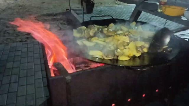 Жареная картошечка в сковороде Садж на огне