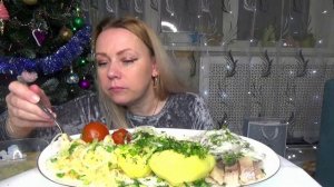 МУКБАНГ КАРТОШКА С СЕЛЕДКОЙ,СОЛЕНЬЯ ,ЗЕЛЕНЬ///Mukbang еда на камеру/ Русский мукбанг,/не АСМР/