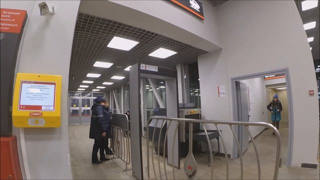 МЦК. Стою над душой жующей вахтёрши и снимаю. Пассажир жёстко оттолкнул наглую сбшницу.