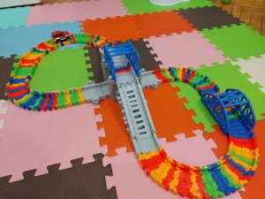 Гибкий трек с машинкой