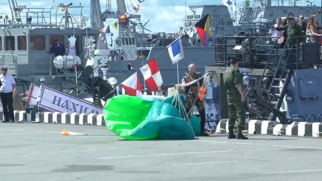 Авиашоу - Выступление парашютистов. Международный военно-морской салон. Санкт-Петербург 2015 смотреть онлайн