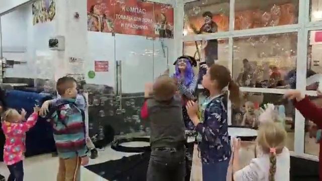 Полина, шоу мыльных пузырей ч.6 Перекрёсток СМ смотреть онлайн