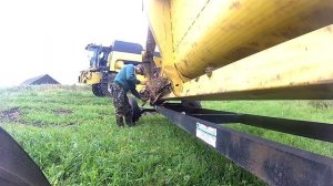 Перевод в транспортное положения жатки комбайна New Holland.