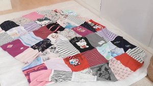 Одеяло из старых ненужных детских вещей.