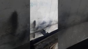 Клеим молдинги накладки на дверные стойки Шевроле Круз