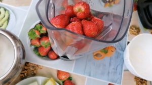 КЛУБНИКА СО СМЕТАНОЙ один из простых ,но очень вкусных десертов .