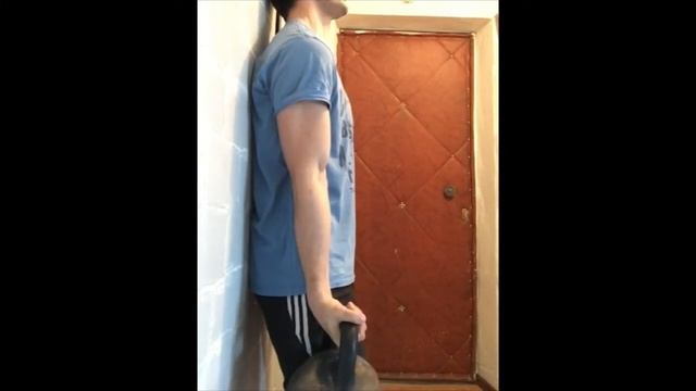 Подъём гири 24 кг на бицепс./Lifting a kettlebell 24 kg for biceps.