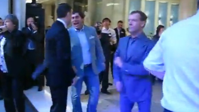 Медведев танцует.