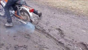 УЧУ ШКОЛЬНИКА ЕЗДИТЬ НА МОПЕДЕ КАРПАТЫ