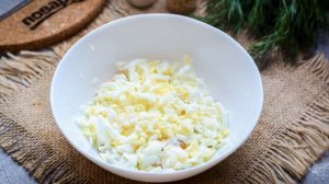 Салат с тунцом и крекерами