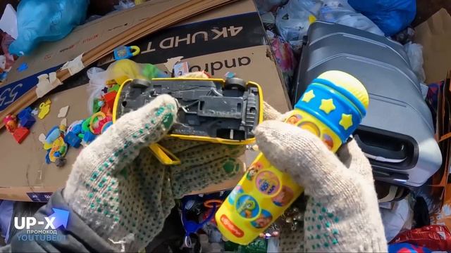 Как я зарабатываю лазая по мусоркам Питера ? Dumpster Diving RUSSIA #29 смотреть онлайн