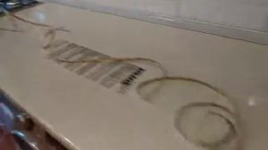 Установка светодиодной ленты подсветки потолка на кухне.