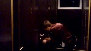 Девушка застряла в туалете