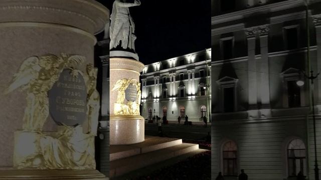 Памятник Суворову напротив марсова поля!