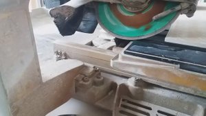 Заусовка плитки любого размера на плиткорезе Dewalt24000