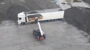 загрузка щеповоза