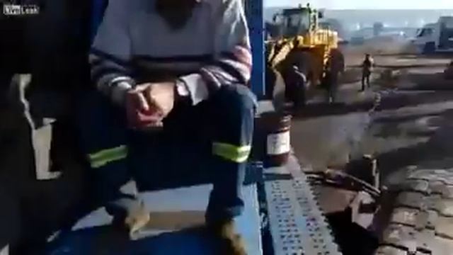 Корабль выбрасывается на берег - Вот так надо сдавать металлолом! смотреть онлайн