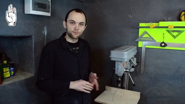 Гениальный способ выставления сверла под 90 градусов к сверлильному столику смотреть онлайн