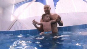Дети плавают в бассейне