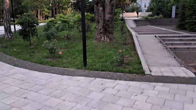 Иду с работы. Устала, не могу. Через парк. Кто со мной? смотреть онлайн