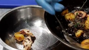 Теплый салат с осьминогами и печеным картофелем.Испанский рецепт