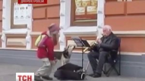 Собака-уличный певец в Днепропетровске