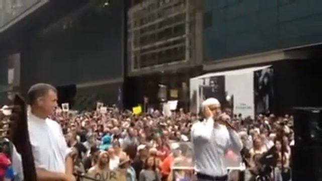 Тысячи людей слушают азан на площади в Нью Йорке..... смотреть онлайн