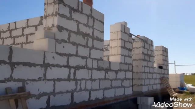 Кладка стен продолжается, завезли лес смотреть онлайн